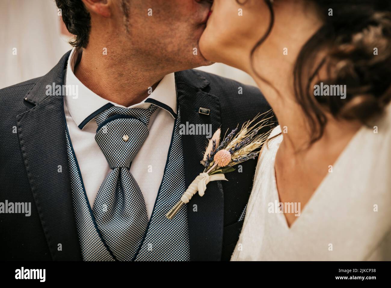 Coppia appena sibilata per celebrare la cerimonia Foto Stock