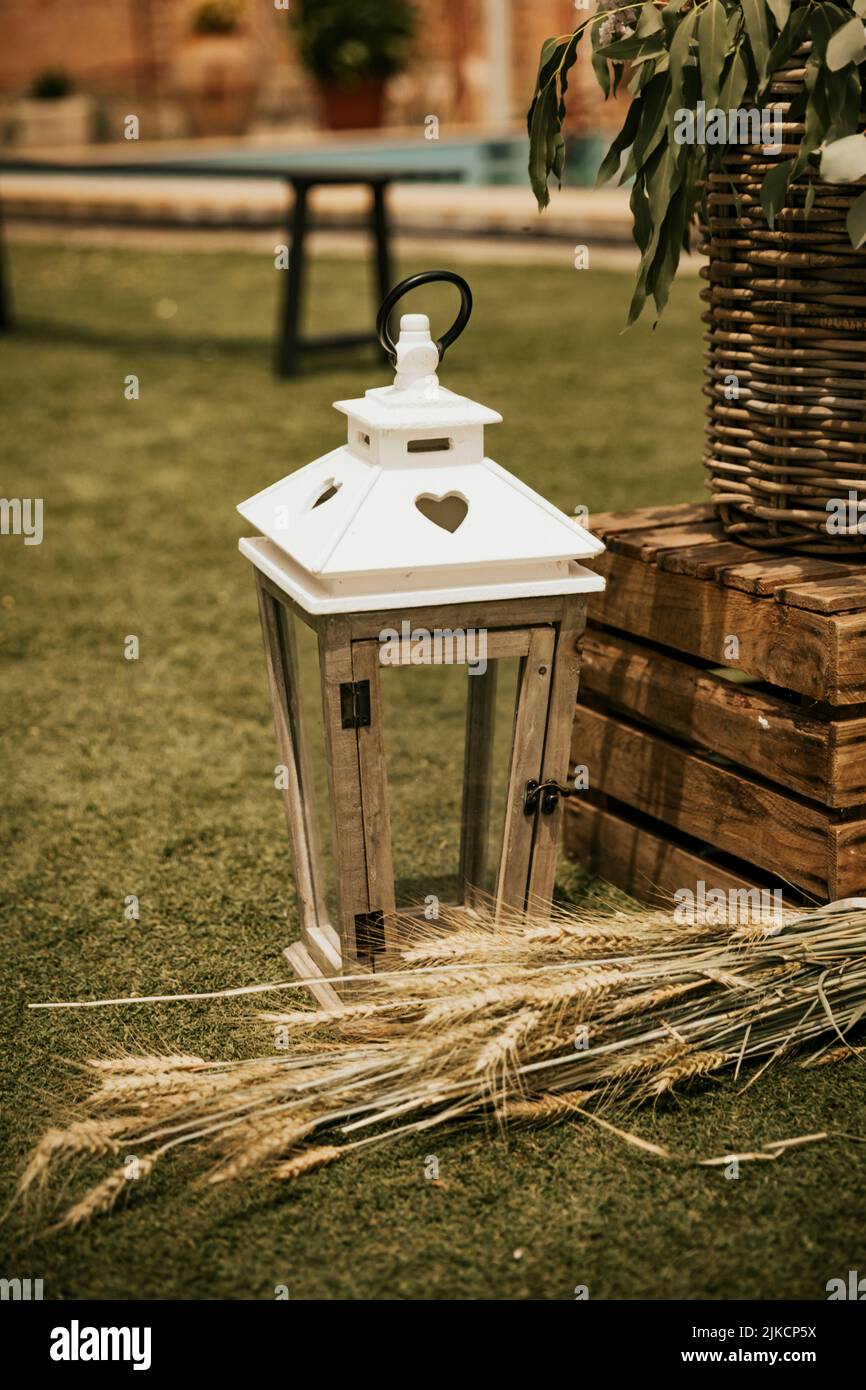 Decorazioni in legno in un luogo di matrimonio Foto Stock