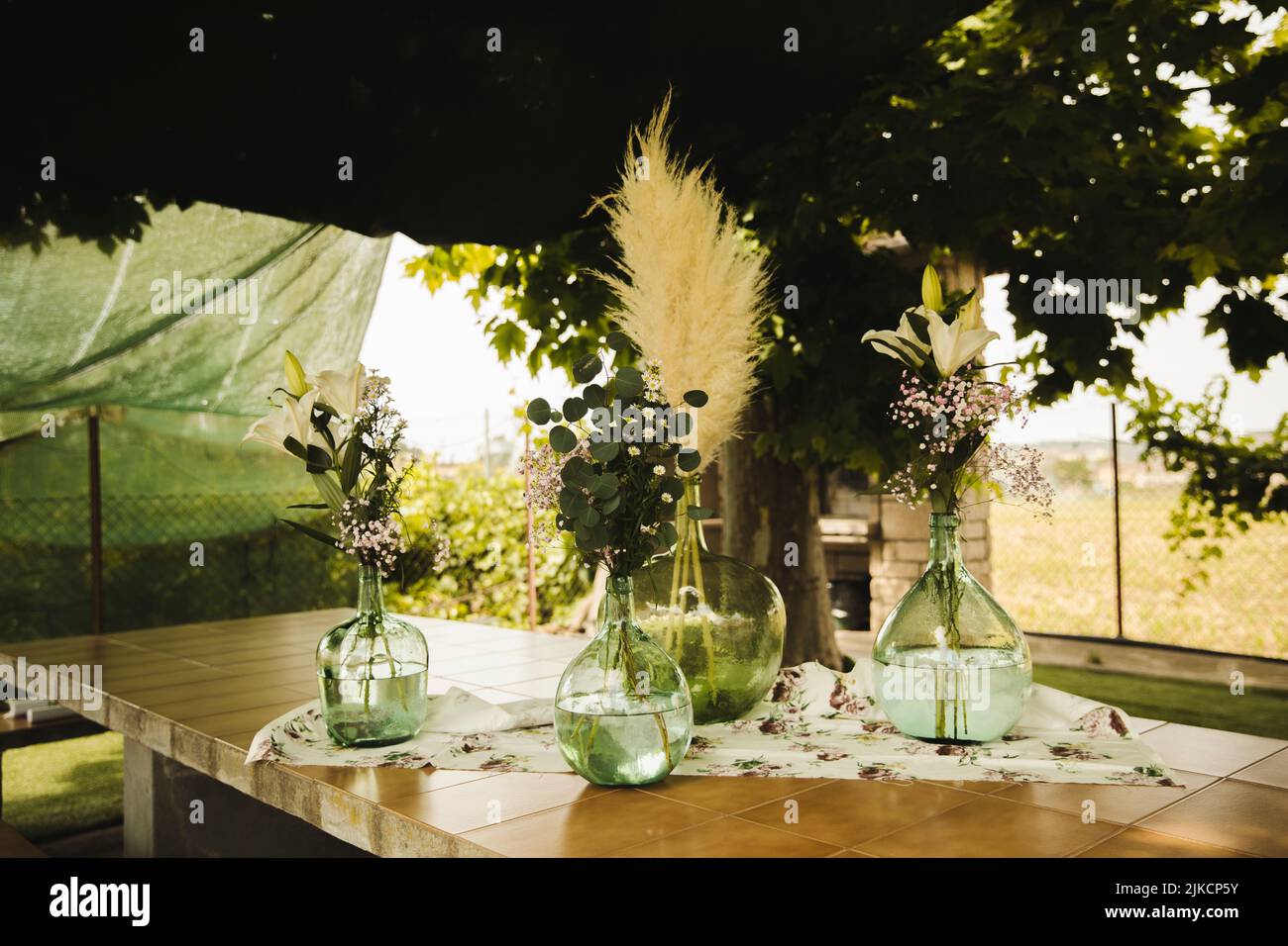 Decorazioni floreali in un luogo di matrimonio Foto Stock