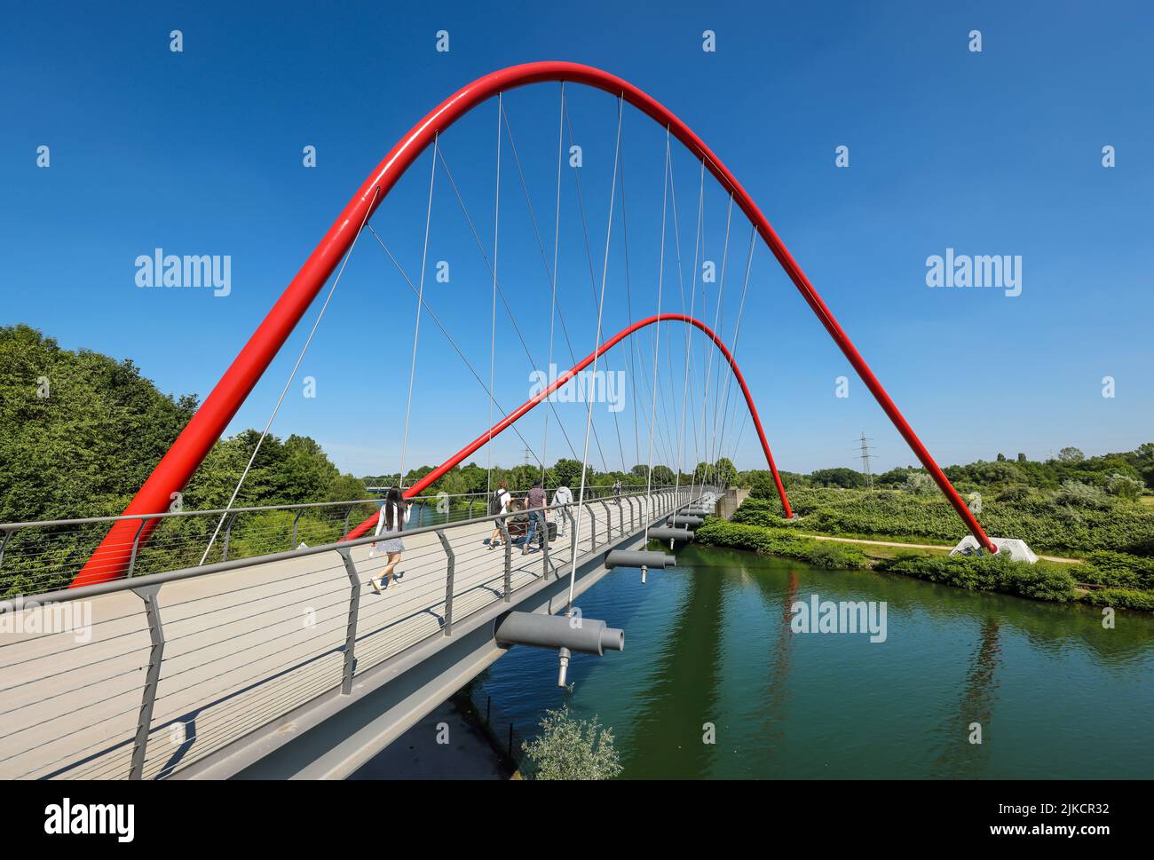 Gelsenkirchen, Renania settentrionale-Vestfalia, Germania - Nordsternpark, qui con il ponte ad arco doppio sul canale Reno-Herne. Parchi e giardini nel Ru Foto Stock