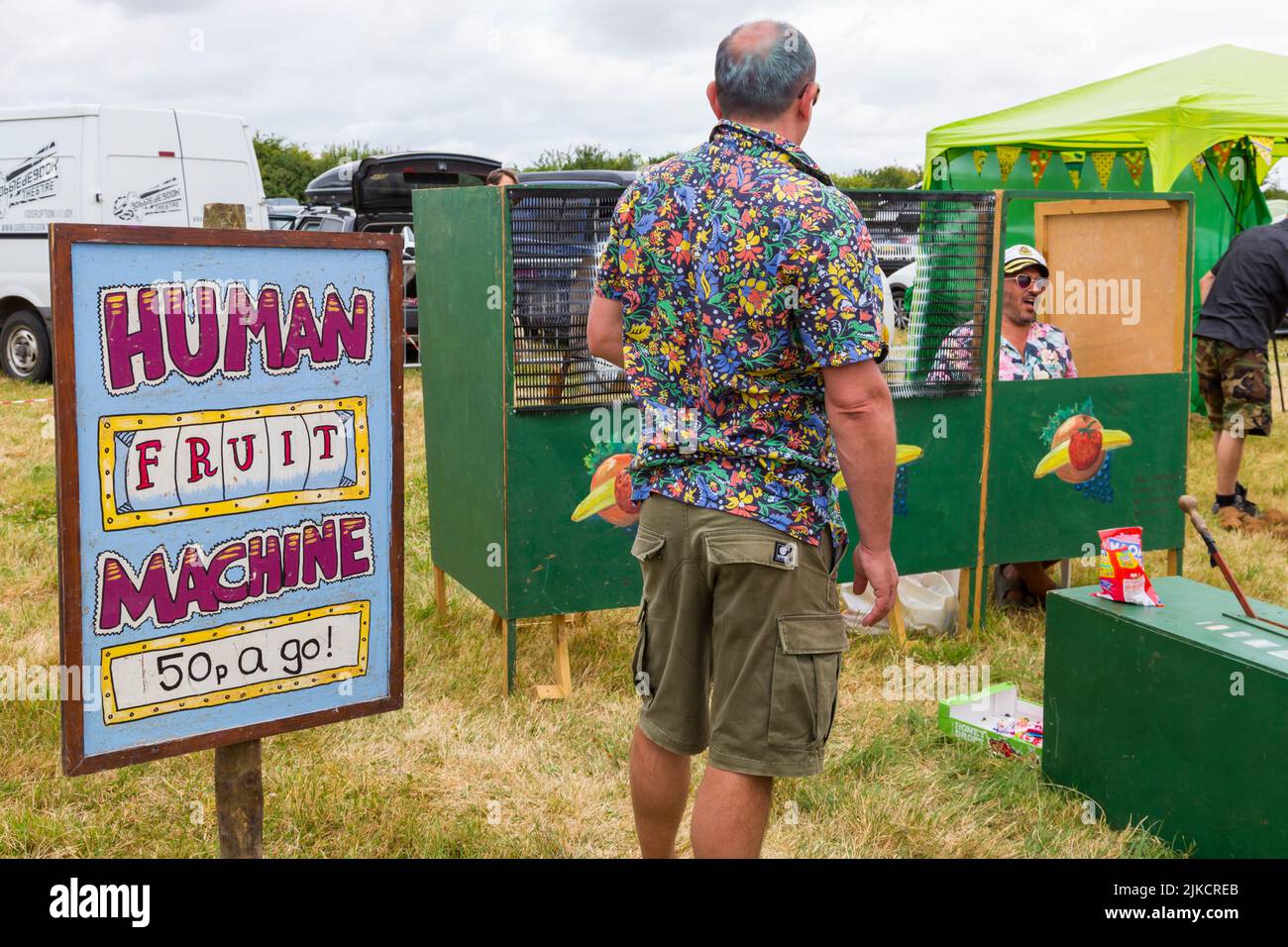 Human Fruit Machine 50p un cartello go a Chettle Village Fete, Chettle, Dorset UK nel mese di luglio Foto Stock