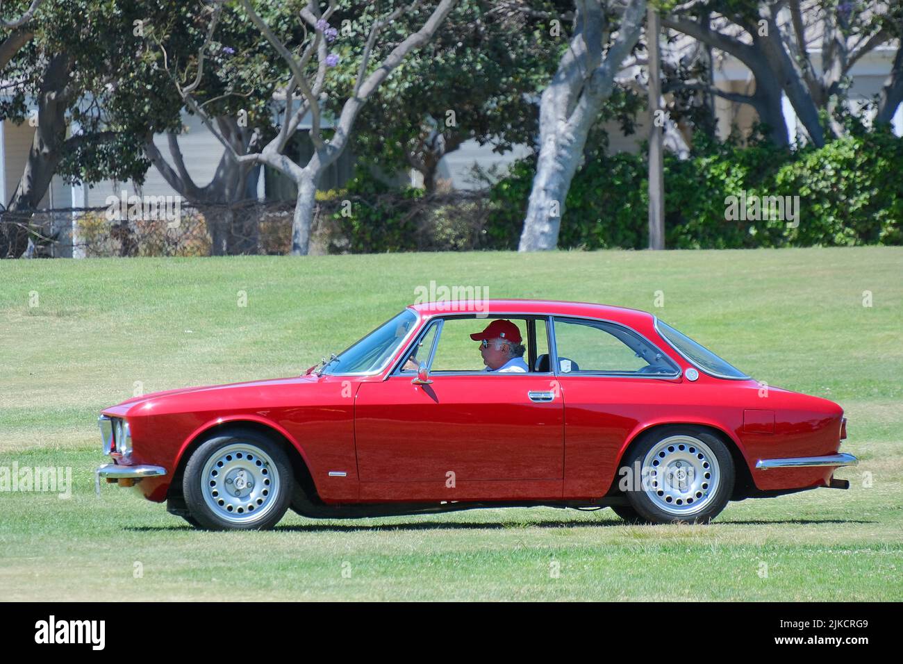 Un driver della rossa Alfa Romeo Giulia GTA 1965 al Coronado tidelands Park, San Diego, California, Stati Uniti Foto Stock