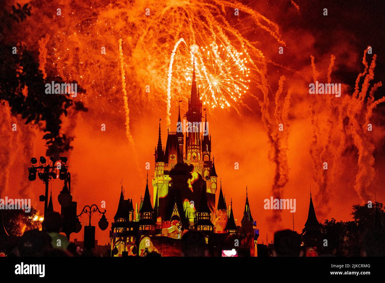 Fuochi d'artificio nel castello di Cenerentola fiaba Foto Stock