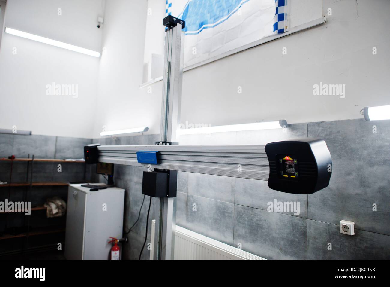 Supporto per controllo campanatura allineamento ruote in officina della stazione di servizio. Foto Stock