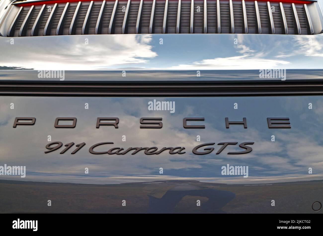 Dettaglio della designazione del modello sul rivestimento posteriore di una Porsche 911 Carrera GTS. Foto Stock