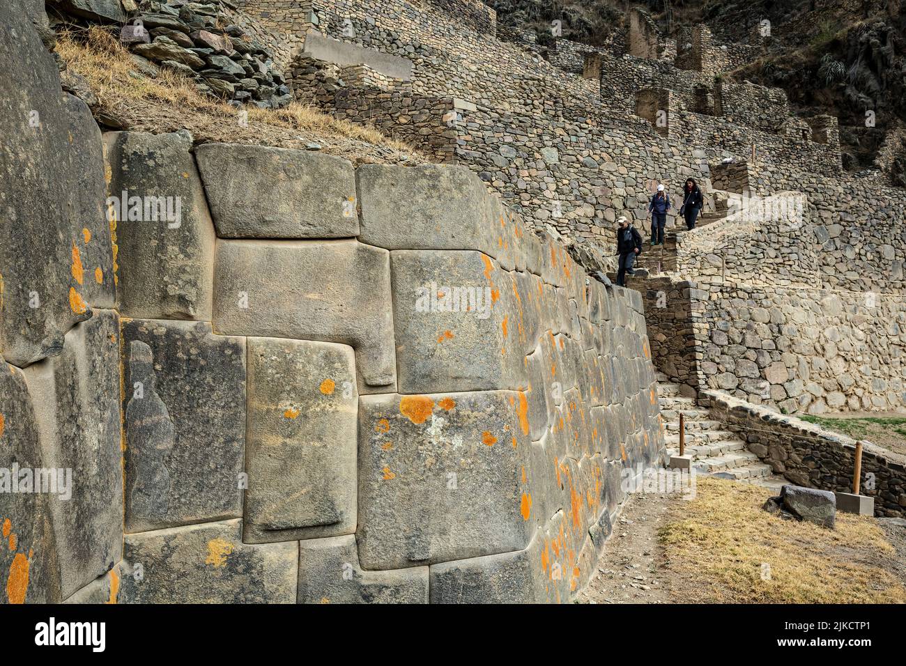 Muri in pietra e persone sulle scale, rovine di Ollantaytambo Inca, Ollantaytambo, Urubamba, Cusco, Perù Foto Stock