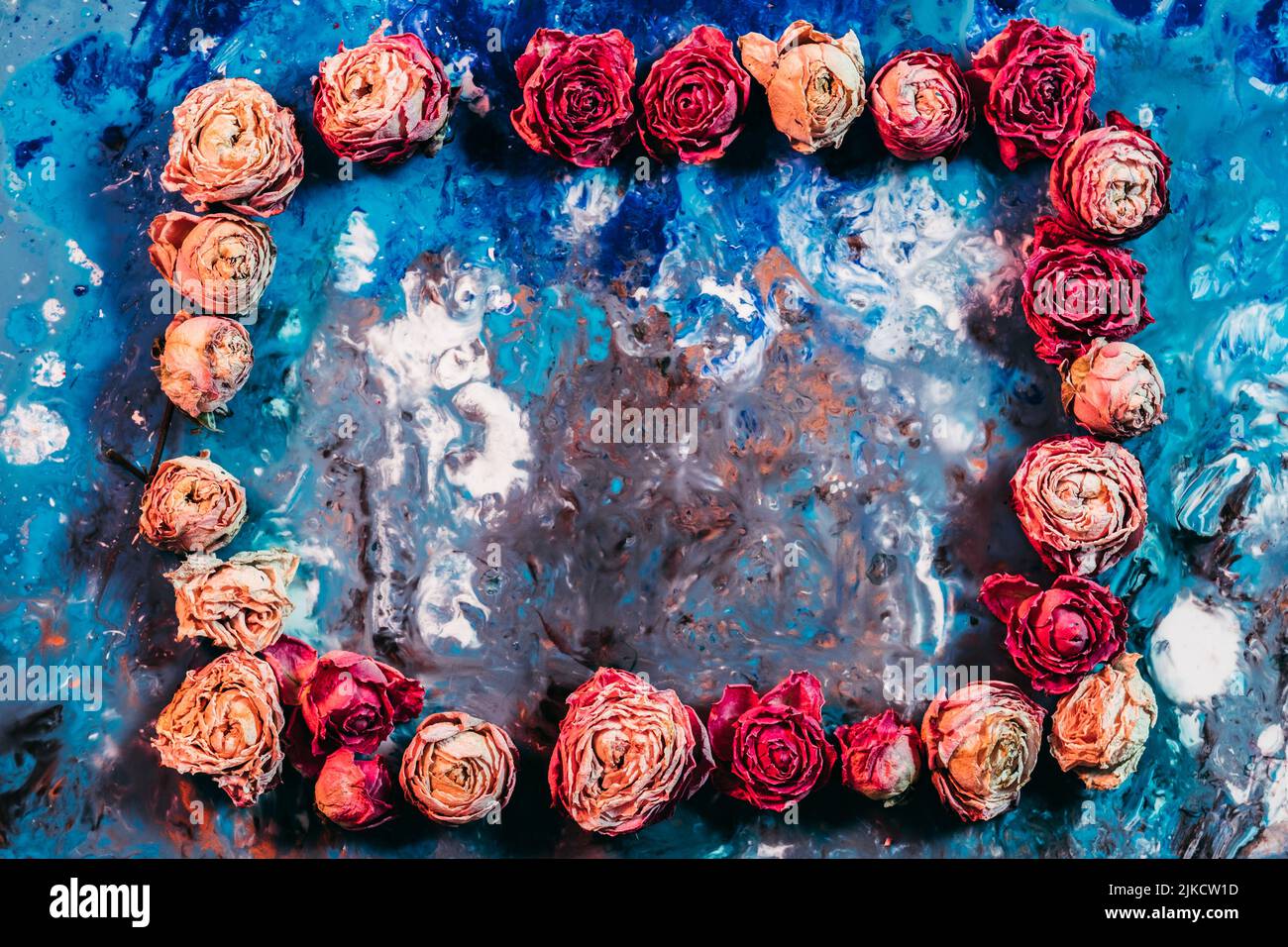 vintage floreale art secchi boccioli di rosa vernice cornice Foto Stock