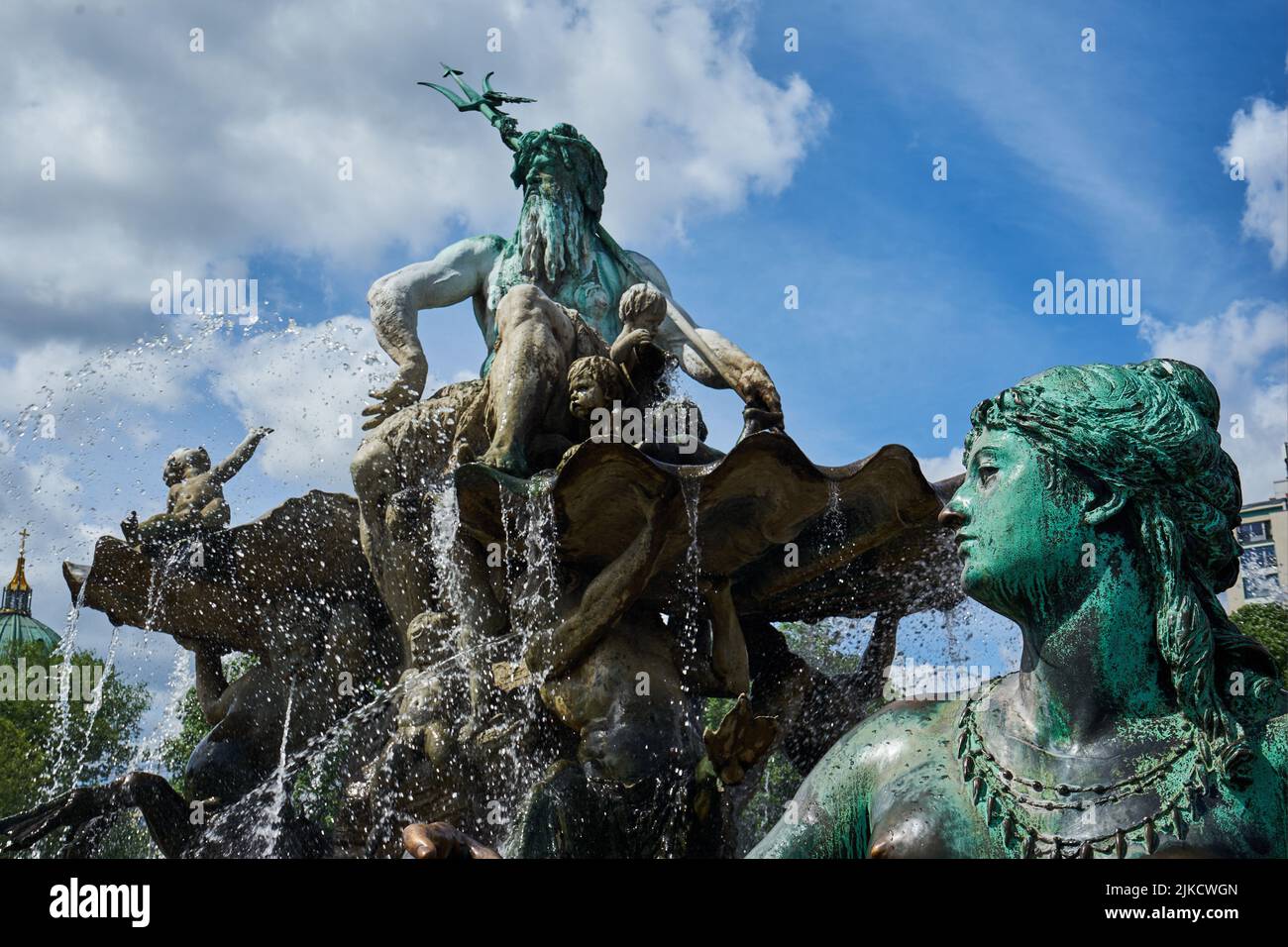 Frauenfigur, Darstellung von dem Fluss Rhein, Links Neptun mit Dreizack auf einer Muschelschale, Neptunbrunnen, Berlino, Germania Foto Stock