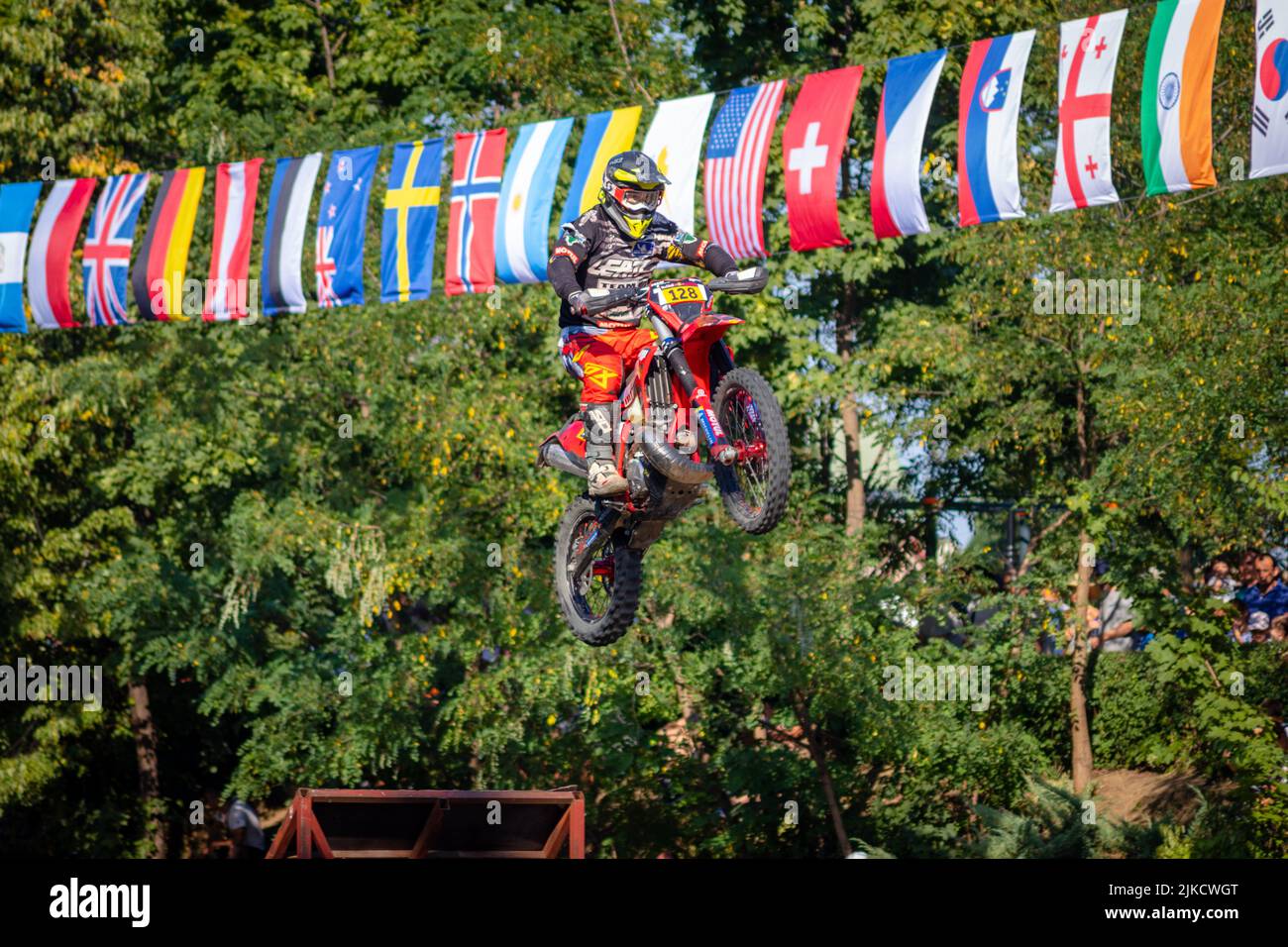 26.07.2022 Sibiu, Romania. Fotografia d'azione scattata al locale del prologo Redbull Romaniacs. La fotografia consiste in un pilota in azione su un percorso fuoristrada. Foto Stock
