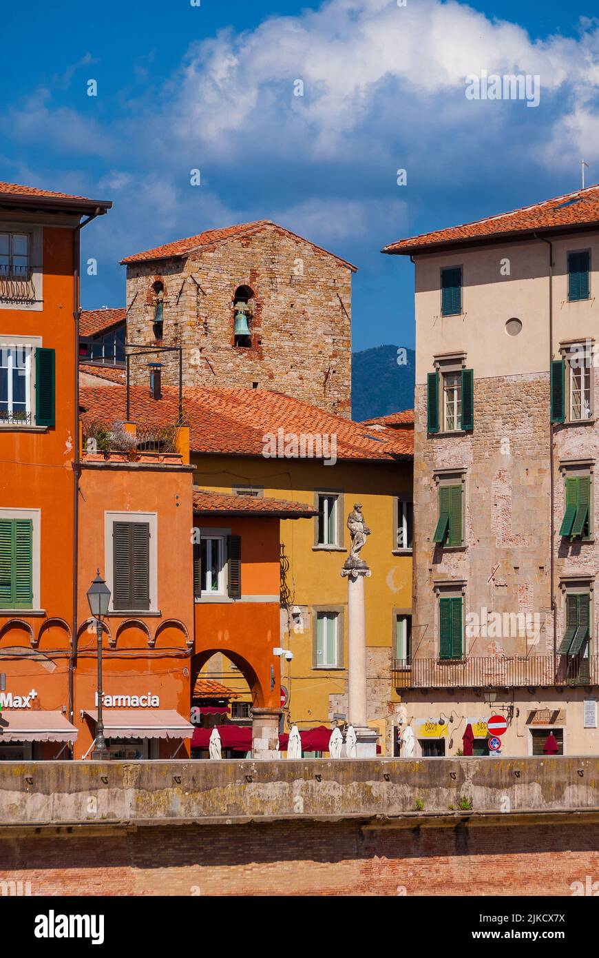Piazza Cairoli nel centro storico di Pisa, vista dal fiume Arno Foto Stock