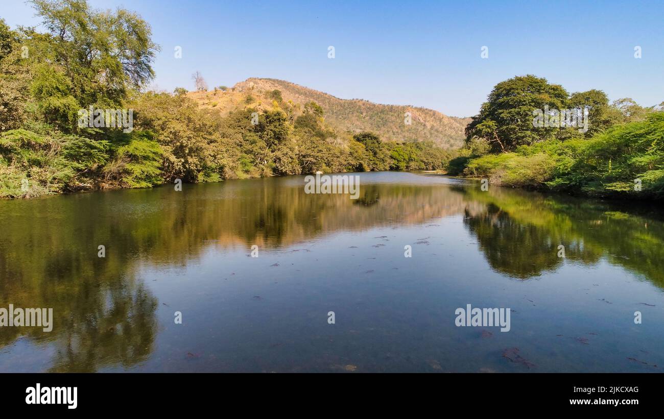 Un paesaggio panoramico di un lago nella foresta di Polo durante il giorno, Gujarat, India Foto Stock