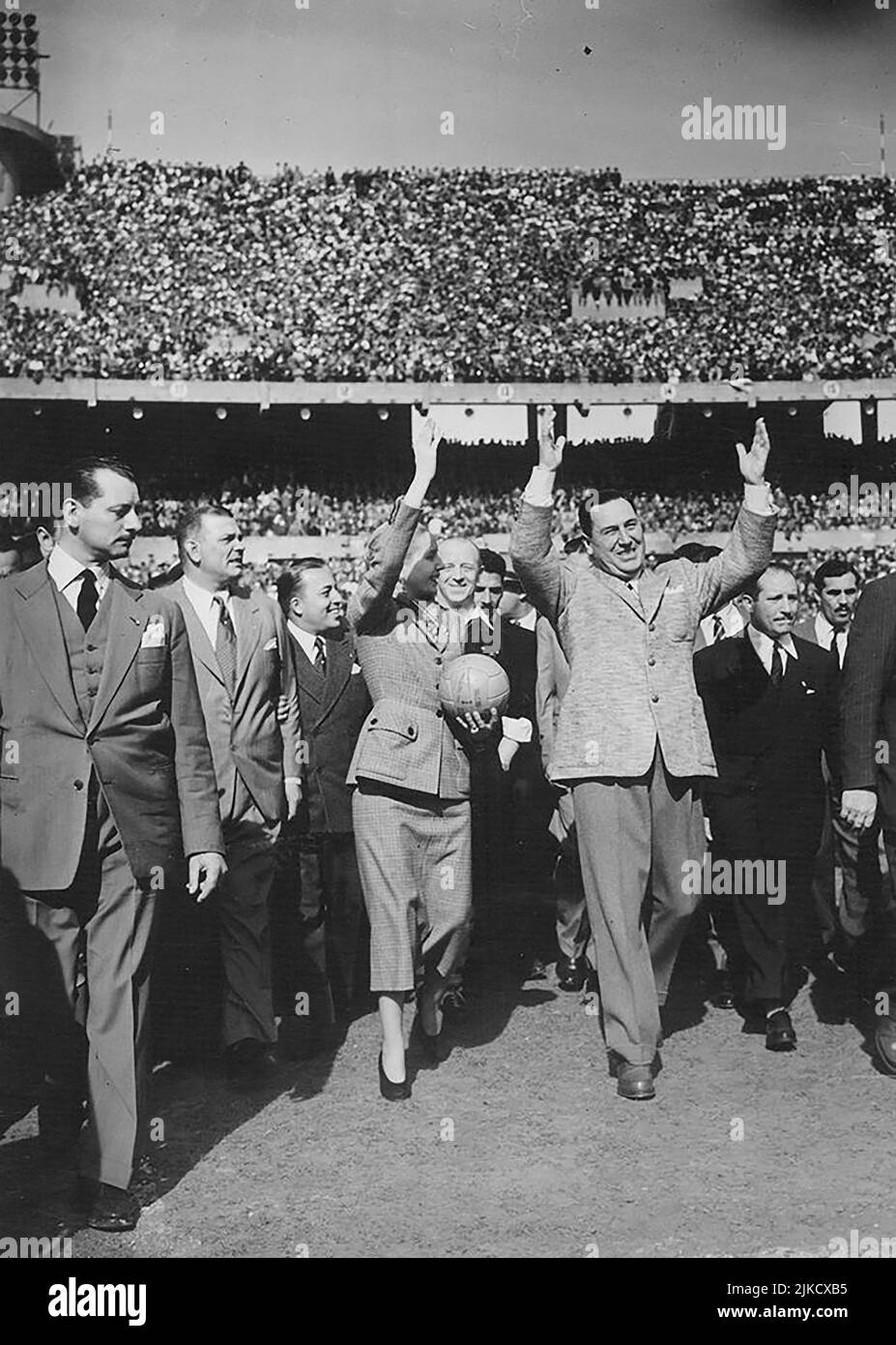 EVA Peron e Juan Domingo Peron, partecipando a una partita di calcio Foto Stock