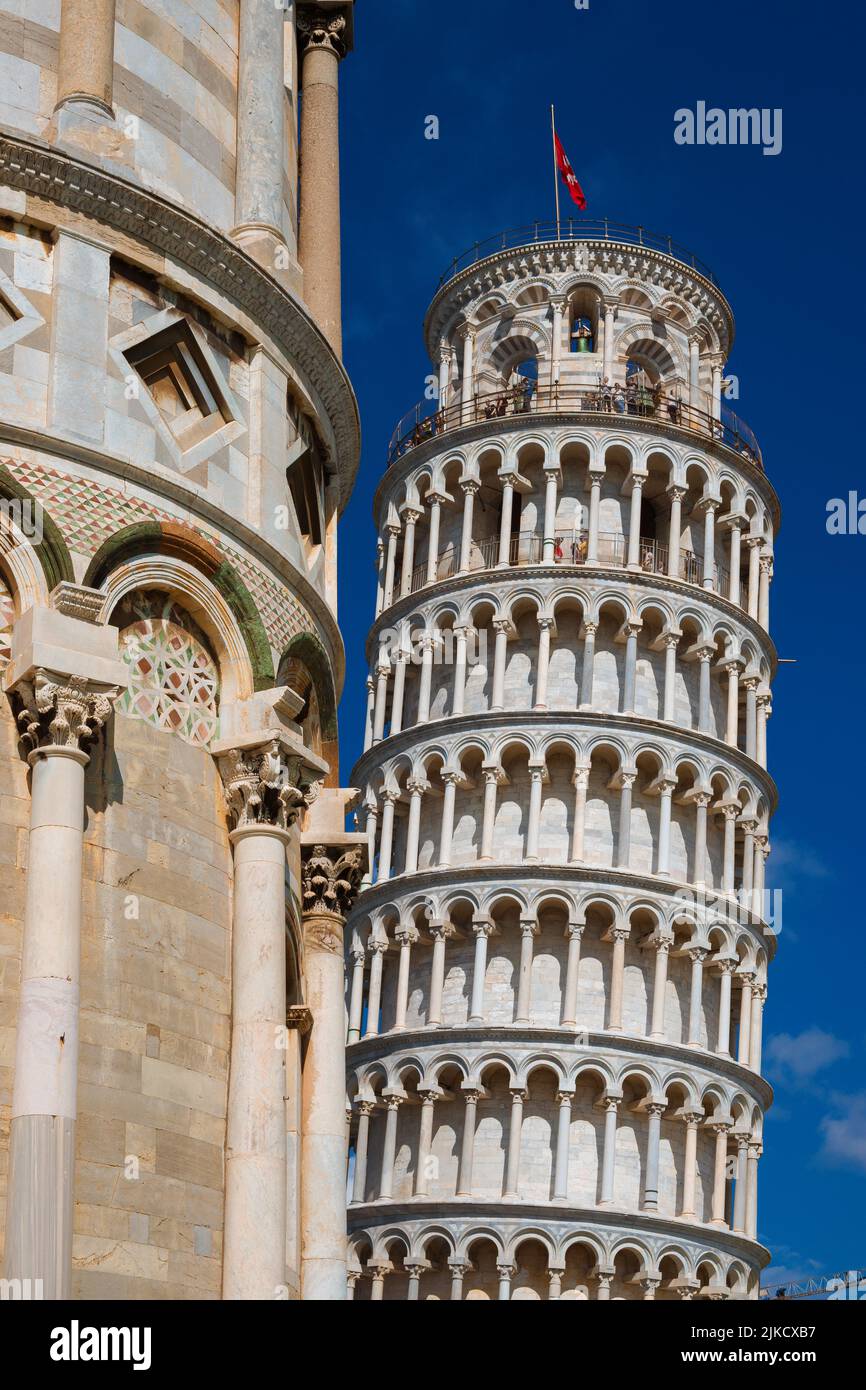 Giro turistico in Toscana. I turisti si arrampicano sulla cima della famosa torre pendente di Pisa Foto Stock