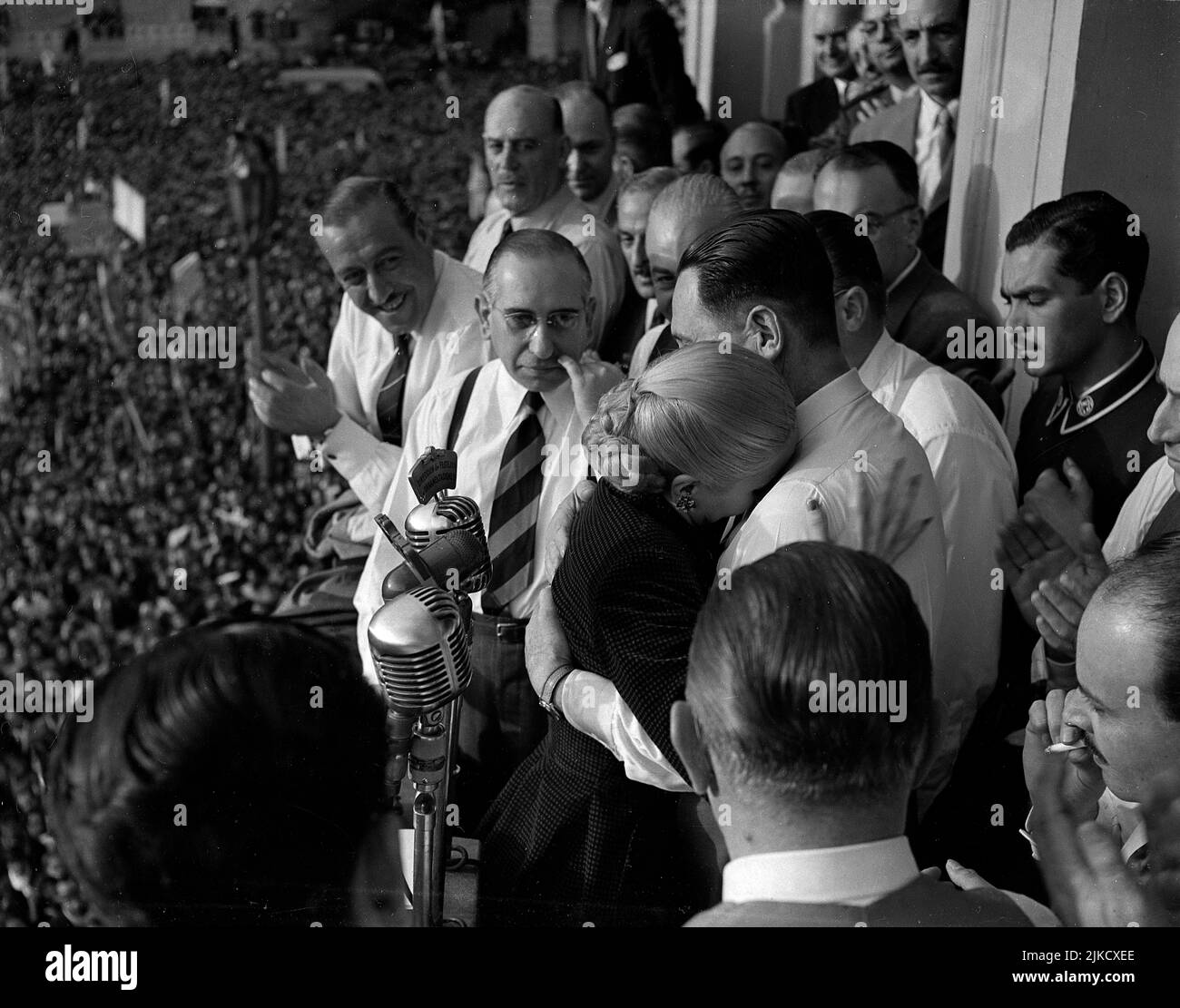 EVA Peron in un abbraccio storico a suo marito, Juan Domingo Peron. Foto Stock