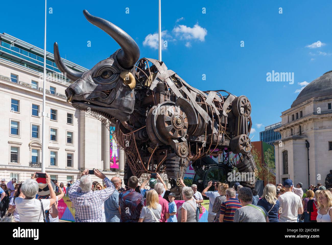 Folle di visitatori a Birmingham per i Giochi del Commonwealth 2022 che hanno visto il toro che ha caratterizzato nella cerimonia di apertura Foto Stock