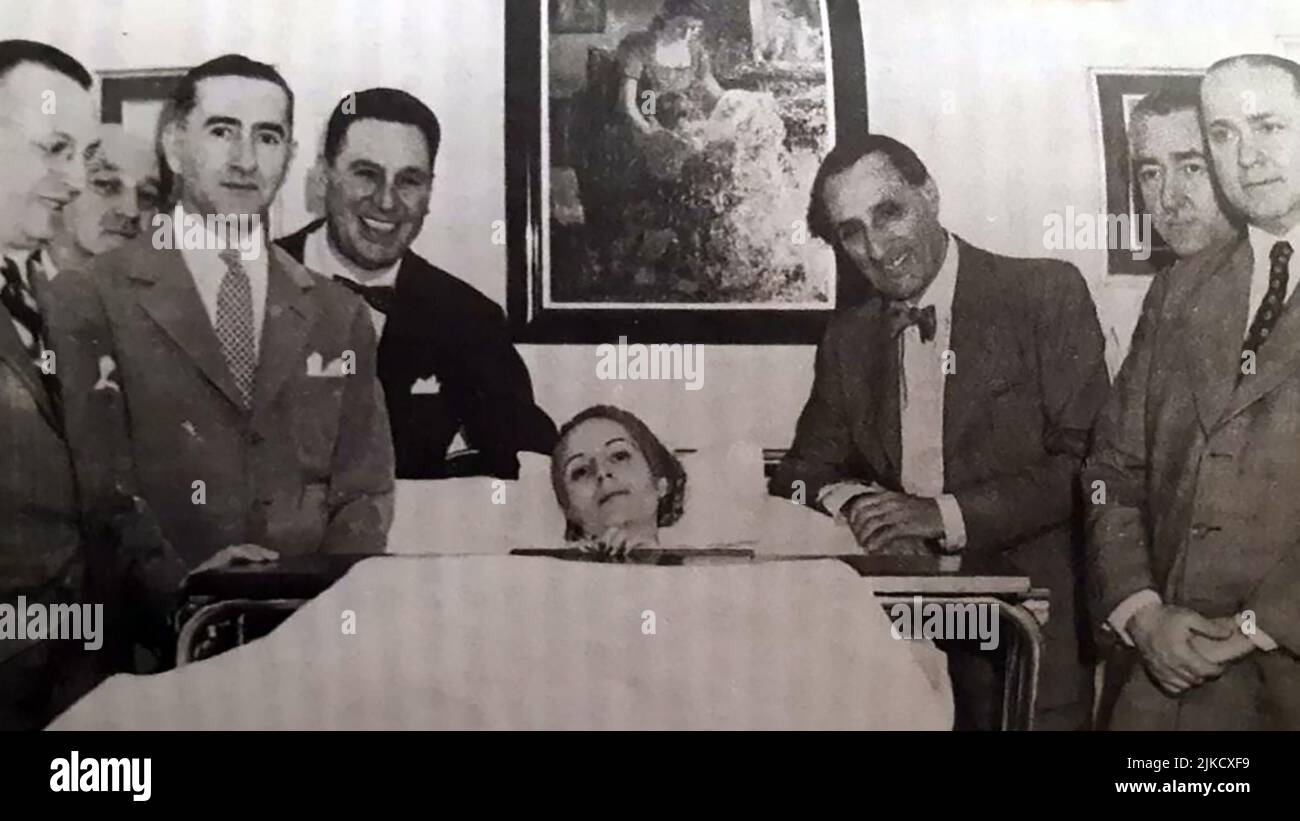 EVA Peron nel suo letto falce, con Juan Domingo Peron dal suo lato.1952 Foto Stock