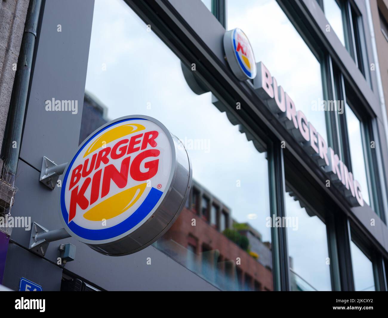 Basilea, Svizzera - Luglio 4 2022: Logo Burger King Restaurant. Burger King, fondato nel 1954, sostiene di servire più di 11 milioni di ospiti al giorno in tutto il mondo. Nella città svizzera Foto Stock