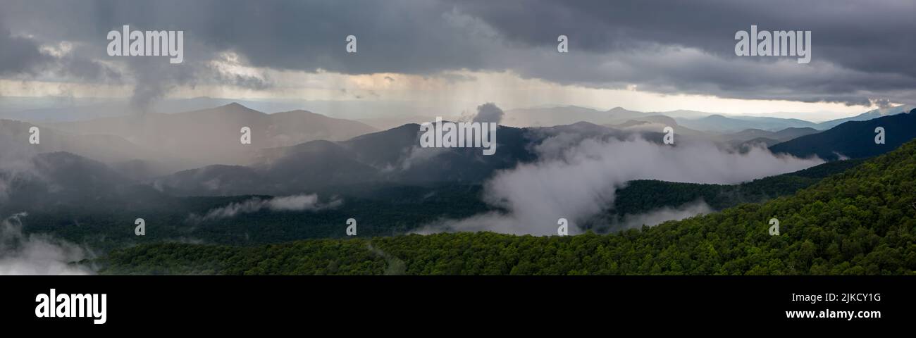 Thnunderstorms pommel la Pigah National Forest visto dalla Blue Ridge Parkway nel North Carolina. Foto Stock