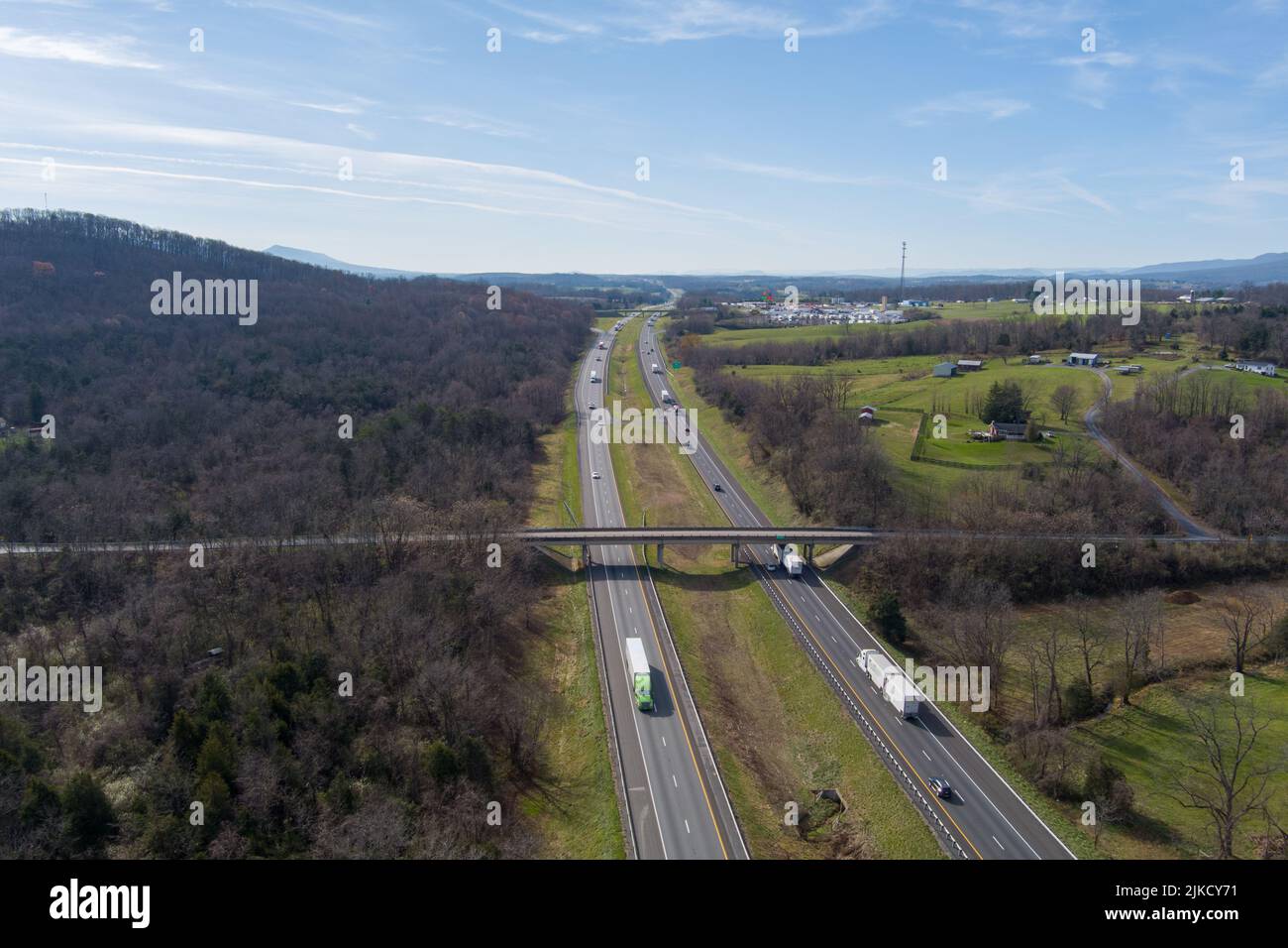 Vista aerea dell'Interstate 81 vicino a Strasburg, contea di Shenandoah, Virginia. Foto Stock