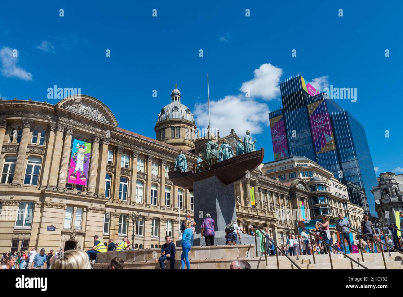 Un'opera d'arte temporanea chiamata Foreign Exchange dall'artista Hew Locke sostituisce la statua della Regina Vittoria in Victoria Square, Birmingham Foto Stock