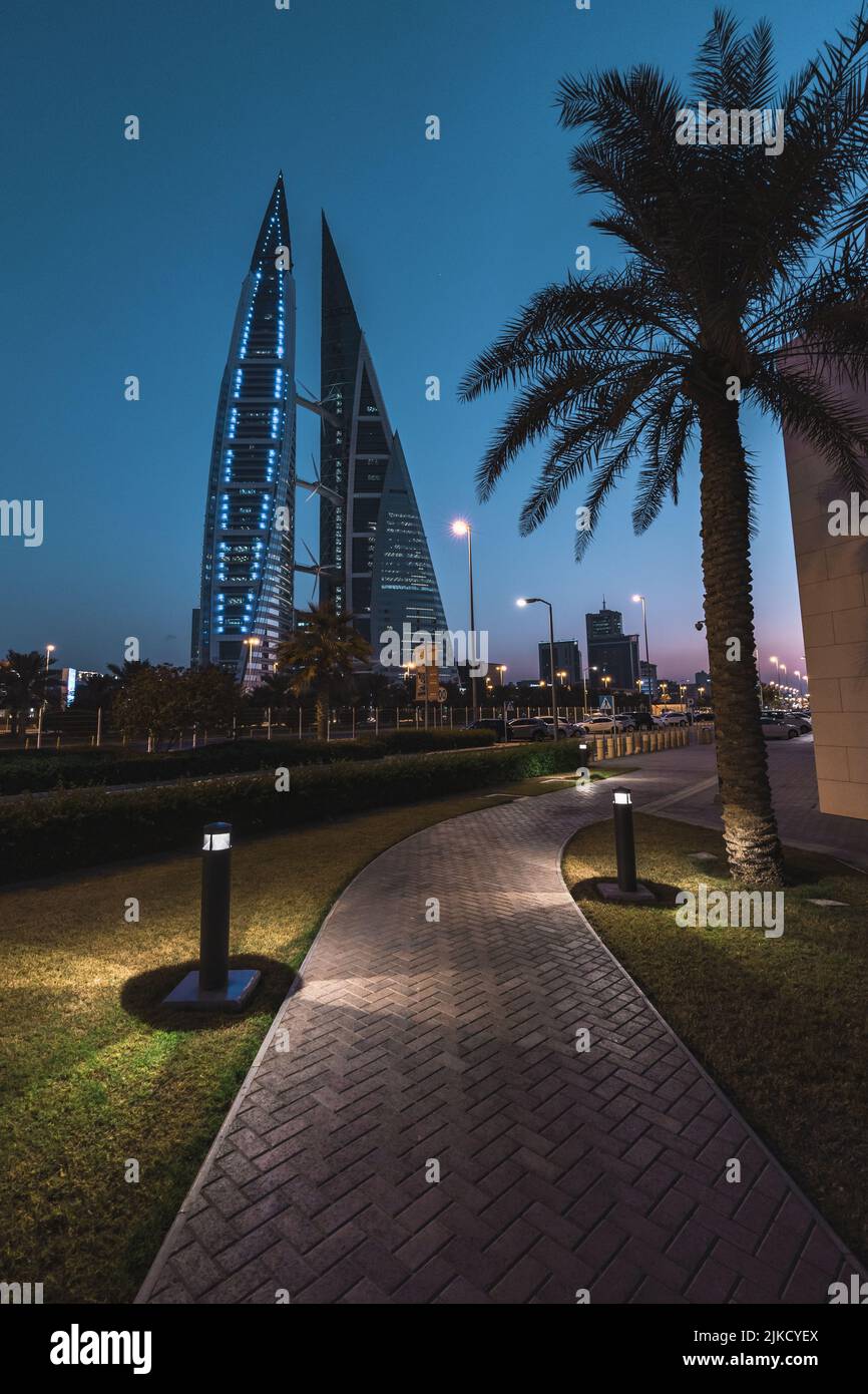 Uno scatto verticale dal passaggio pedonale di ciottoli del Bahrain World Trade Center 1 a Manama, Bahrain Foto Stock