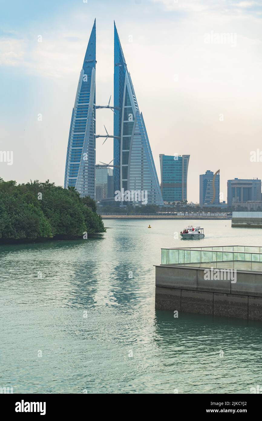 Uno scatto verticale del grattacielo del Bahrain World Trade Center 1 dal Golfo Persico a Manama, Bahrain Foto Stock