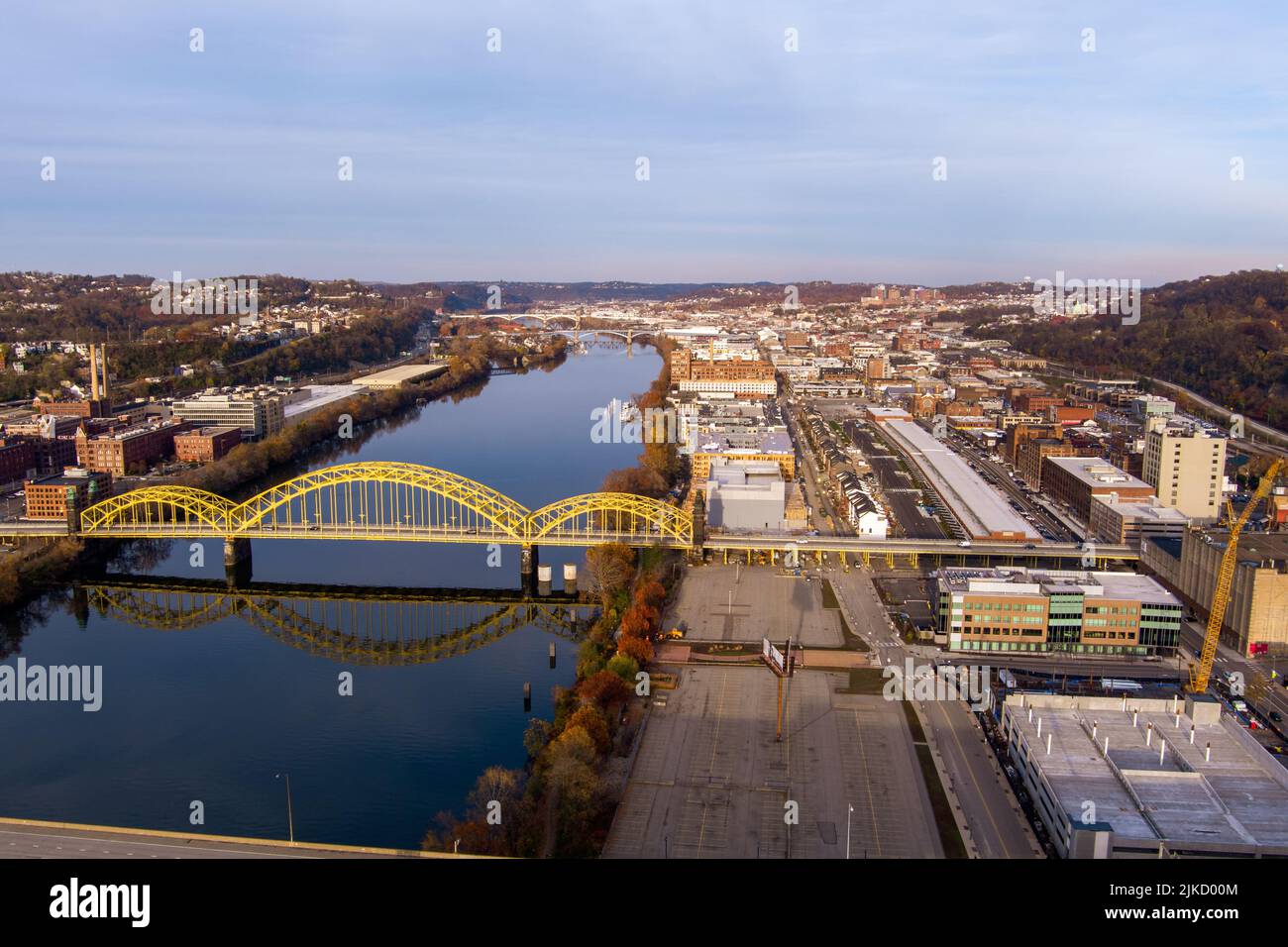 Vista aerea di Pittsburgh, Pennsylvania's Strip District (a destra). Il David McCullough 16th Street Bridge attraversa il fiume Allegheny da Troy Hill ( Foto Stock