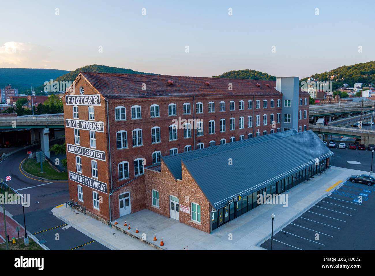 Foto aerea dello storico edificio Footer's Dye Works a Cumberland, Allegany County, Maryland. L'edificio è stato costruito nel 1906. Foto Stock