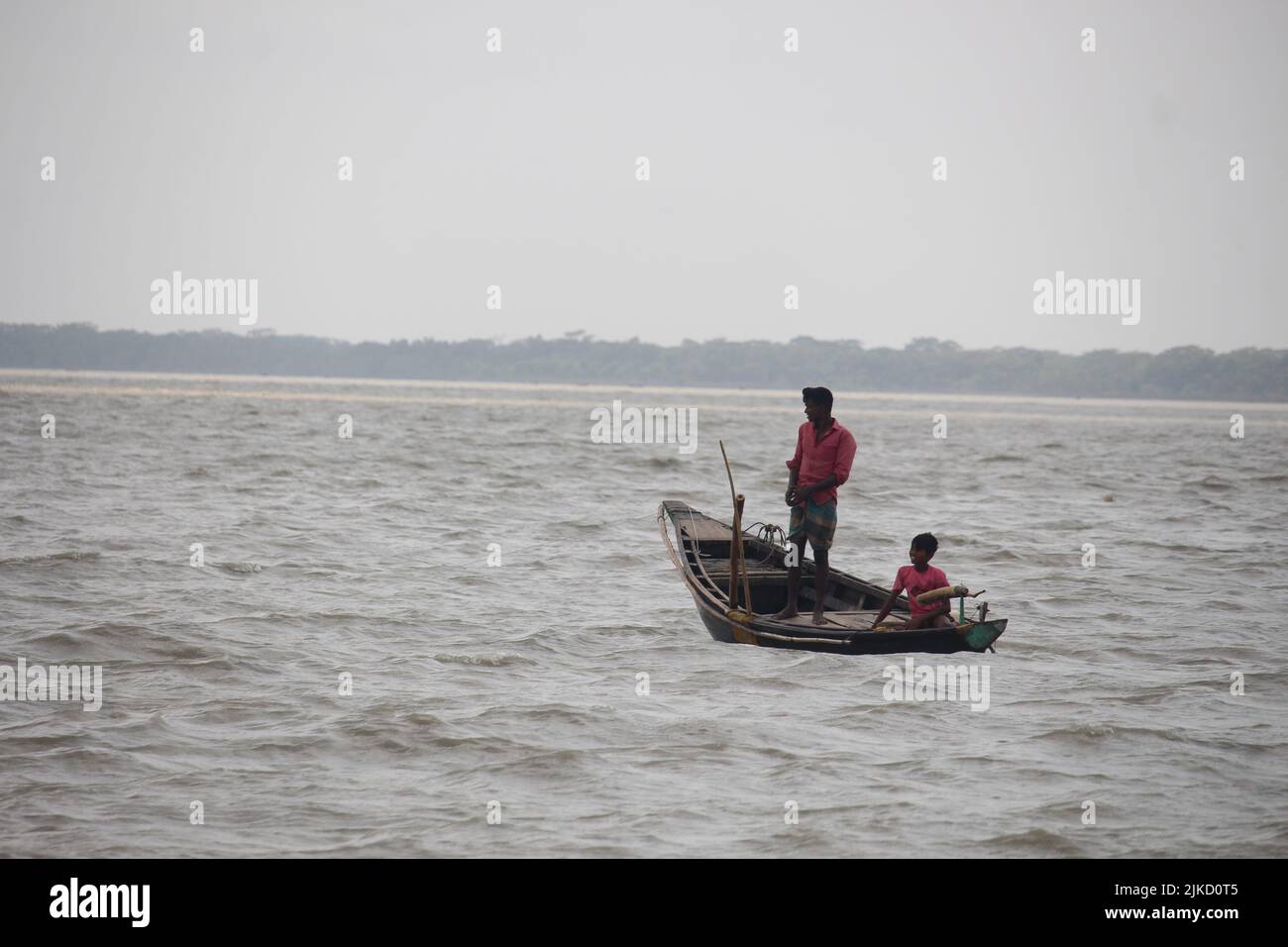 17-Apr-22 Babuganj, Barisal, Bangladesh.piccole barche da pesca sono galleggianti nel fiume. Foto Stock