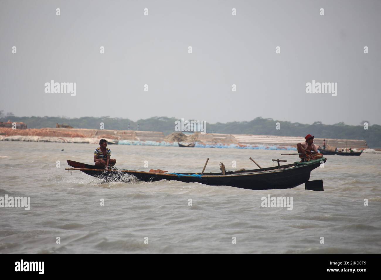 17-Apr-22 Babuganj, Barisal, Bangladesh.piccole barche da pesca sono galleggianti nel fiume. Foto Stock