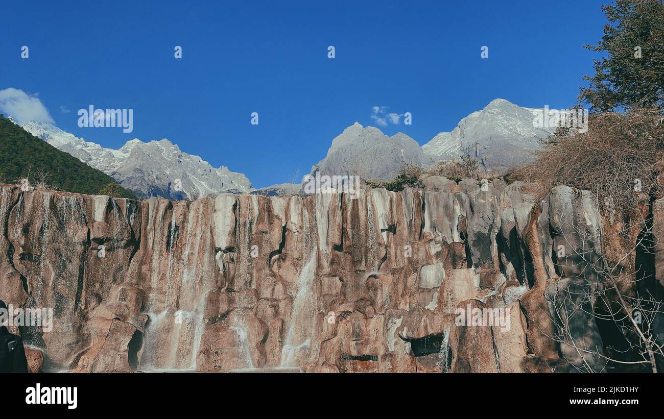 Un paesaggio panoramico di rocce con stratas alla luce del giorno Foto Stock