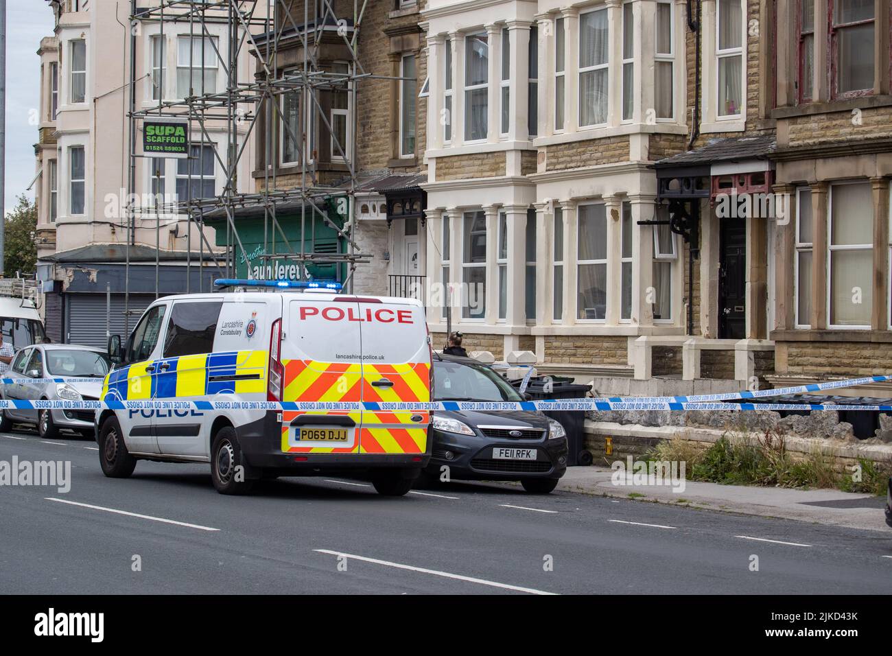 Heysham Road, Heysham, Regno Unito. 1st ago 2022. Le unità di polizia, tra cui il numero AA di veicoli Armed Response e un elicottero del Servizio aereo Nazionale della polizia hanno risposto a un incidente in Morecambe Lancashire polizia hanno chiuso Heysham Road tra Sefton Road e Stanley Road la risposta viene dopo che la polizia ha risposto alle segnalazioni di sparatorie intorno al 4,00pm Una polizia Un portavoce ha detto: "Si crede che un uomo sparato a un indirizzo prima di fuggire dalla zona". Credit: PN News/Alamy Live News Foto Stock