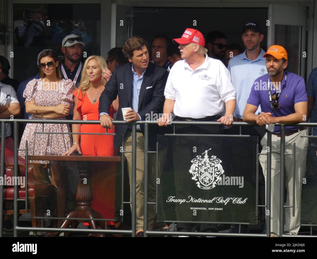 Bedminster, New Jersey, Stati Uniti. 31st luglio 2022. 2022 LIV Invitational Golf Tournament, Trump National Golf Club, 900 Lamington Rd., Bedminster NJ 07921, USA. Luglio 31, 2022. L’ex presidente degli Stati Uniti Donald Trump ospita membri della famiglia, tra cui Donald Trump Jr ed Eric Trump, e altri ospiti di spicco, tra cui Yasir al-Rumayyan del Fondo Saudita per gli investimenti pubblici, Congresswoman Marjorie Taylor Greene (R-GA), Fox News Anchor Tucker Carlson, E i campioni del mondo di golf, mentre supervisionano il torneo di golf Invitational LIV 2022, poco frequentato e finanziato dall'Arabia Saudita, al Trump National Golf Club di B. Foto Stock