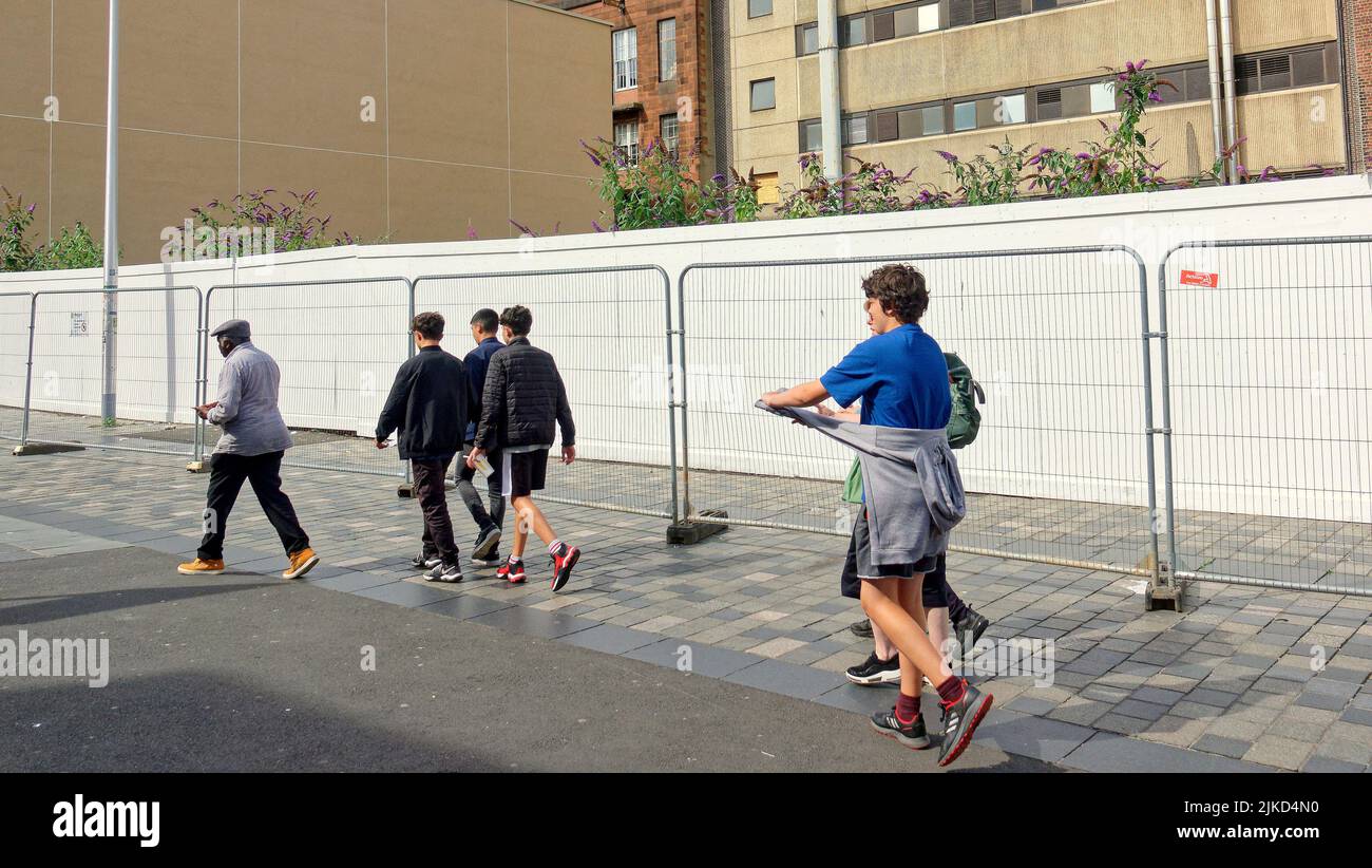 Glasgow, Scozia, Regno Unito 1st agosto 2022. Sad Sauchiehall Street era una volta il miglio d'oro dello shopping in scozia e la sua scomparsa è stata accelerata dopo il abc e la scuola di incendi d'arte. La strada è diventata takeaway e negozi di beneficenza ora anche questi stanno lasciando. Un'iniziativa del consiglio prevede la pittura su tavole di graffiti e grafica attreacive dove dovrebbero essere i negozi. Proprio come quello che è stato provato in passera, è fallito. Credit Gerard Ferry/Alamy Live News Foto Stock