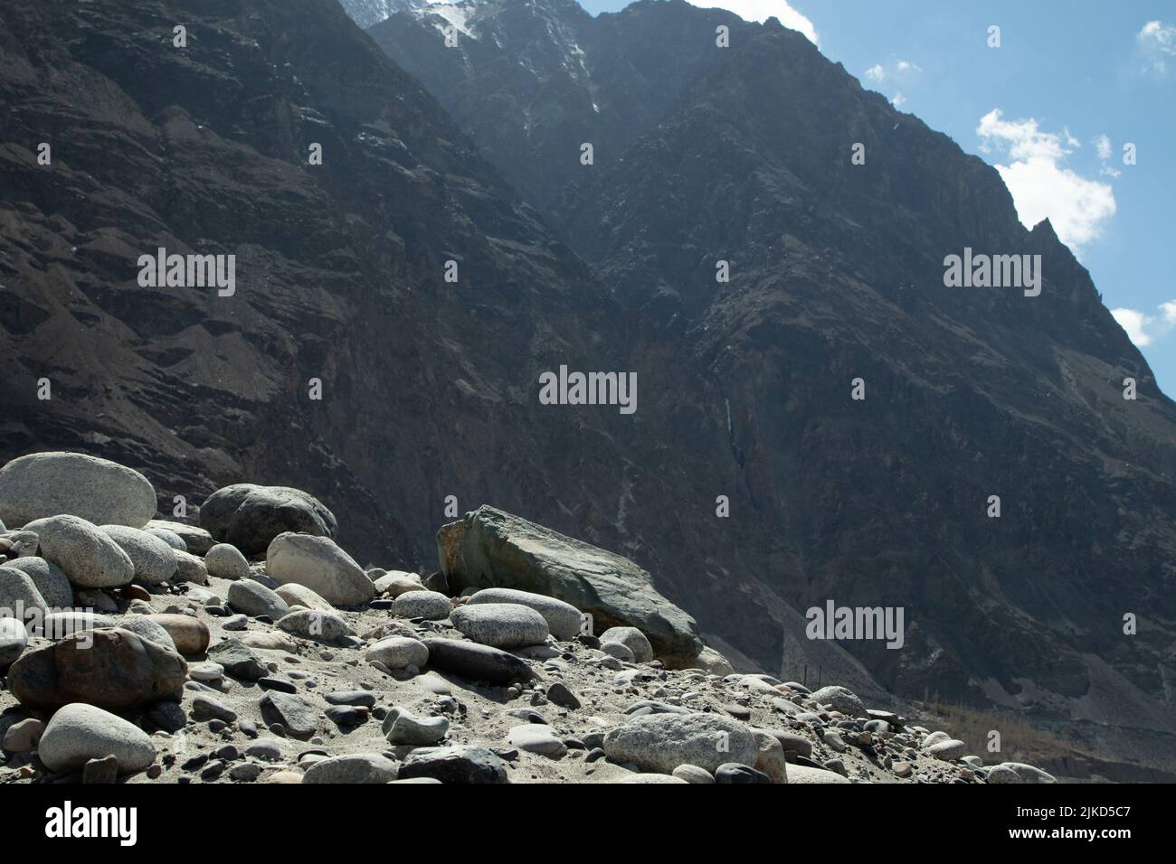 Vari tipi di pietre di roccia si sono impigliati di fronte al monte Rocky Everest la gigantesca catena montuosa di Himalaya in Ladakh e Leh, India Foto Stock