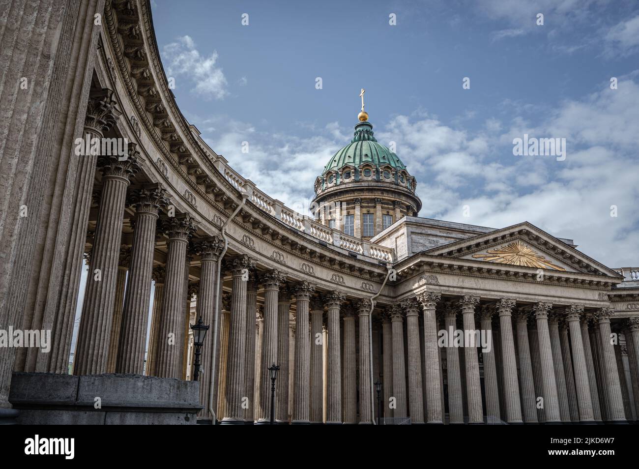 Antica cattedrale di Kazan contro cieli nuvolosi. San Pietroburgo, Russia. Foto Stock