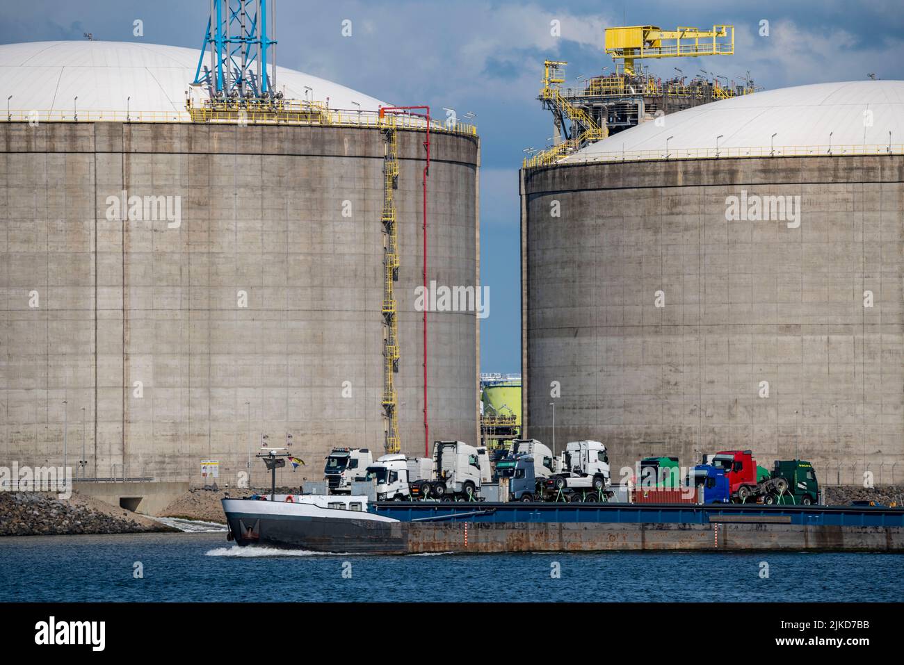 Cisterne terminali di importazione GNL per gas naturale liquido nel porto marittimo di Rotterdam, Maasvlakte, nave da carico terrestre caricata con trattori per autocarri, Rotterdam Neth Foto Stock