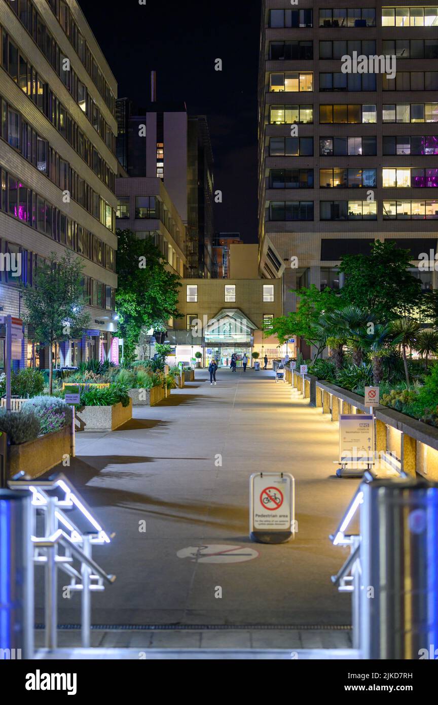 LONDRA - 17 maggio 2022: Ingresso notturno al St Thomas' Hospital Foto Stock