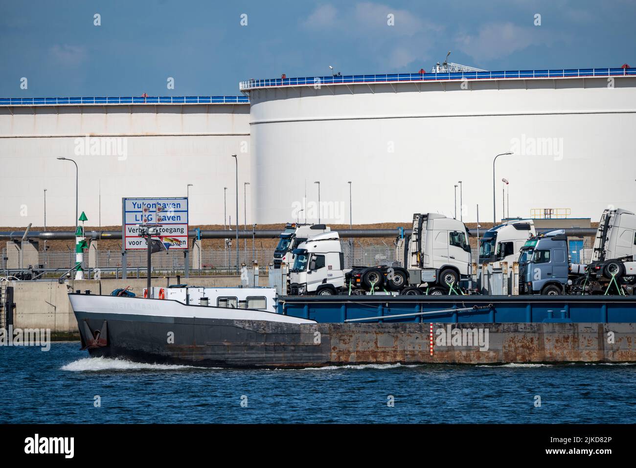 Maasvlakte Olie Terminal, 39 grandi serbatoi Logistica per vari prodotti petroliferi, come petrolio greggio, benzina, paraffina, diesel, carico interno freighters Foto Stock
