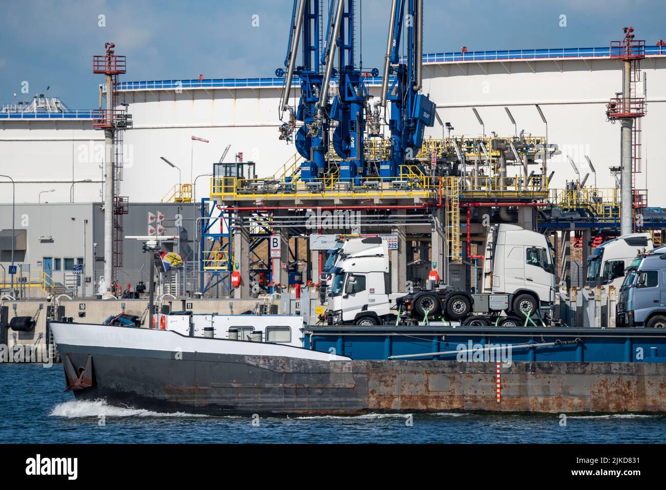 Maasvlakte Olie Terminal, 39 grandi serbatoi Logistica per vari prodotti petroliferi, come petrolio greggio, benzina, paraffina, diesel, carico interno freighters Foto Stock