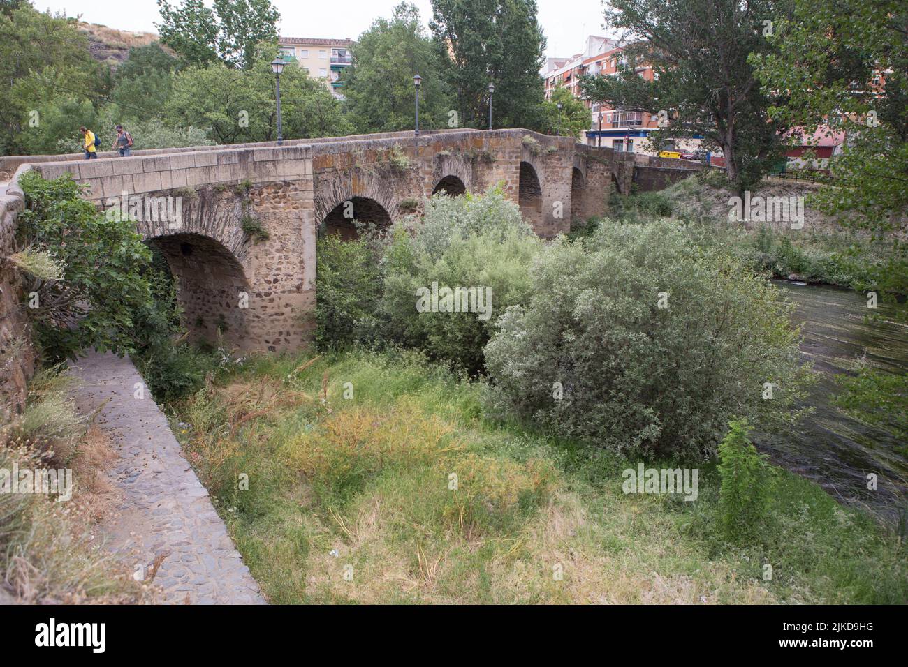 Traversata locale Ponte di San Lazaro al centro storico medievale di Plasencia, Caceres, Extremadura, Spagna. Foto Stock