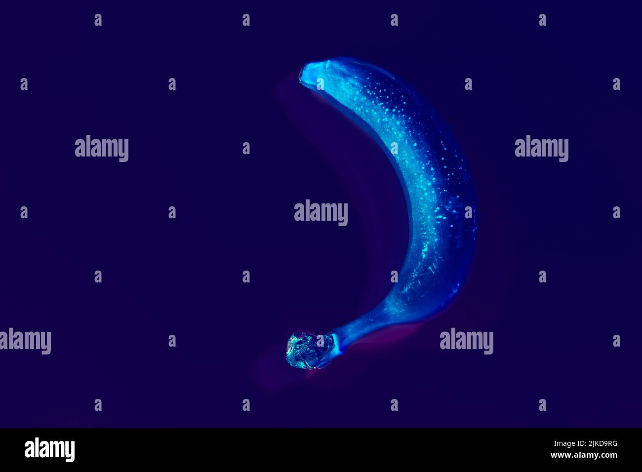 concettuale neon art vibrante banana viola luminescente Foto Stock