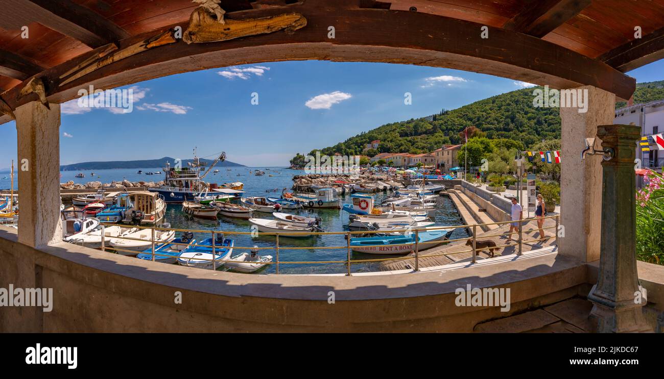 Vista delle barche nel porto turistico di Mošćenička Draga, Istria orientale, Golfo del Quarnero, Istria orientale, Croazia, Europa Foto Stock