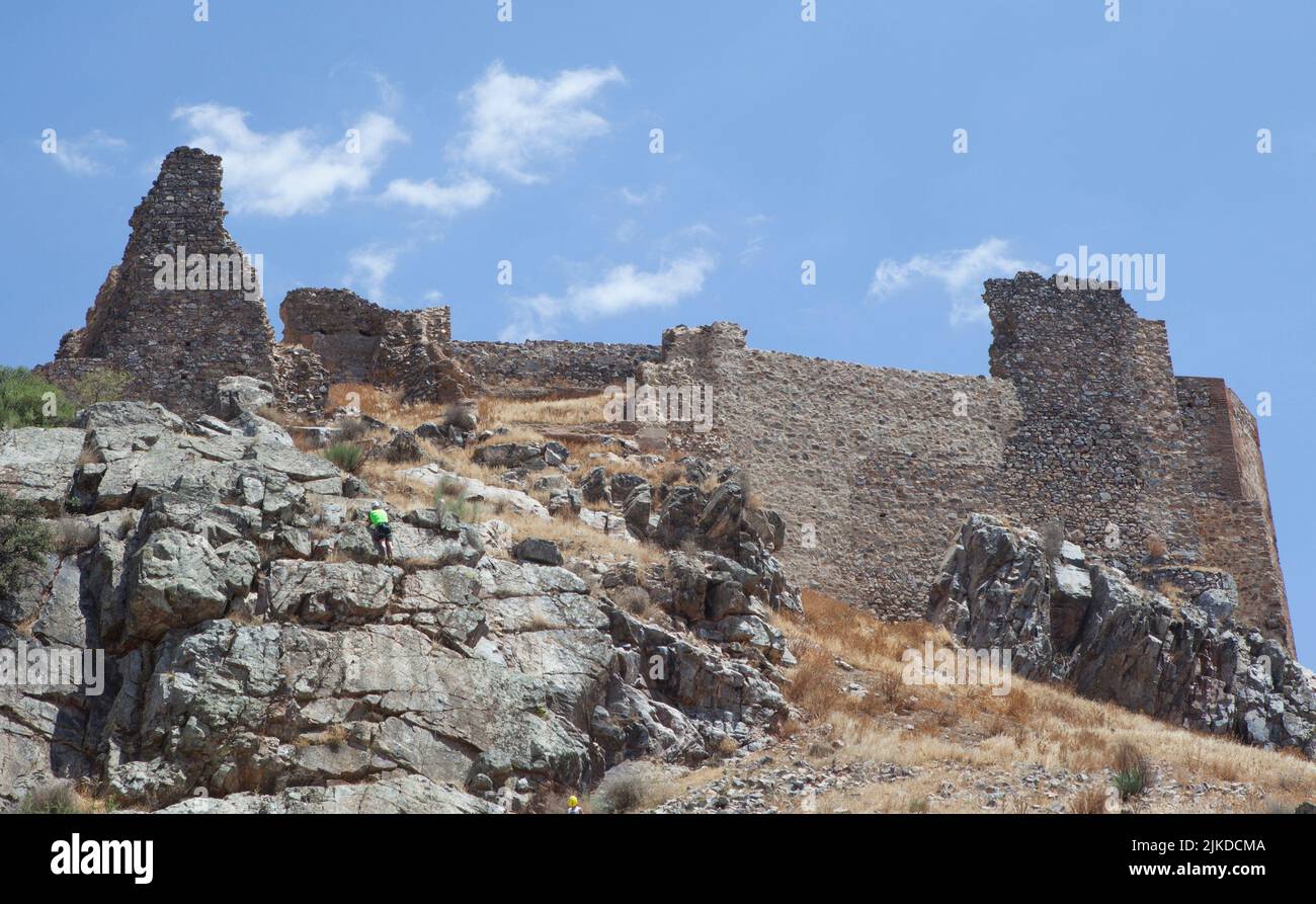 Scalatore di roccia ascendente collina del Castello di Magacela. Distretto di la Serena, Estremadura, Spagna. Foto Stock