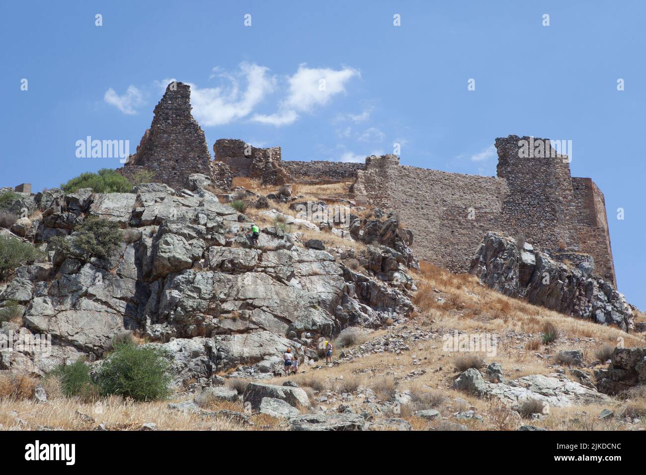 Arrampicatori di roccia ascendente collina del Castello di Magacela. Distretto di la Serena, Estremadura, Spagna. Foto Stock