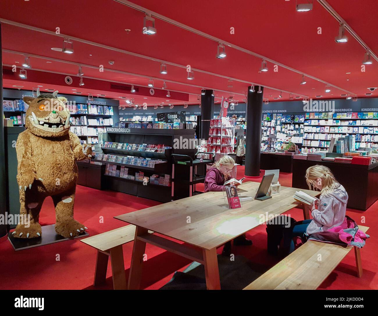 Berlino, Germania, ottobre 2019: All'interno di una libreria del Dipartimento della letteratura per bambini: Scaffali con libri, una rastrelliera con Tonies, un enorme Gruffalo, Foto Stock