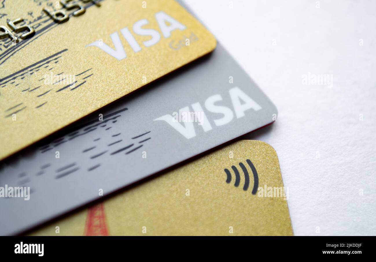 Mosca, Russia, Agosto 2019: Carte di credito: Visa Gold and Visa - primo piano logo. Concetto di capacità finanziarie globali, pianificazione finanziaria e mondo Foto Stock