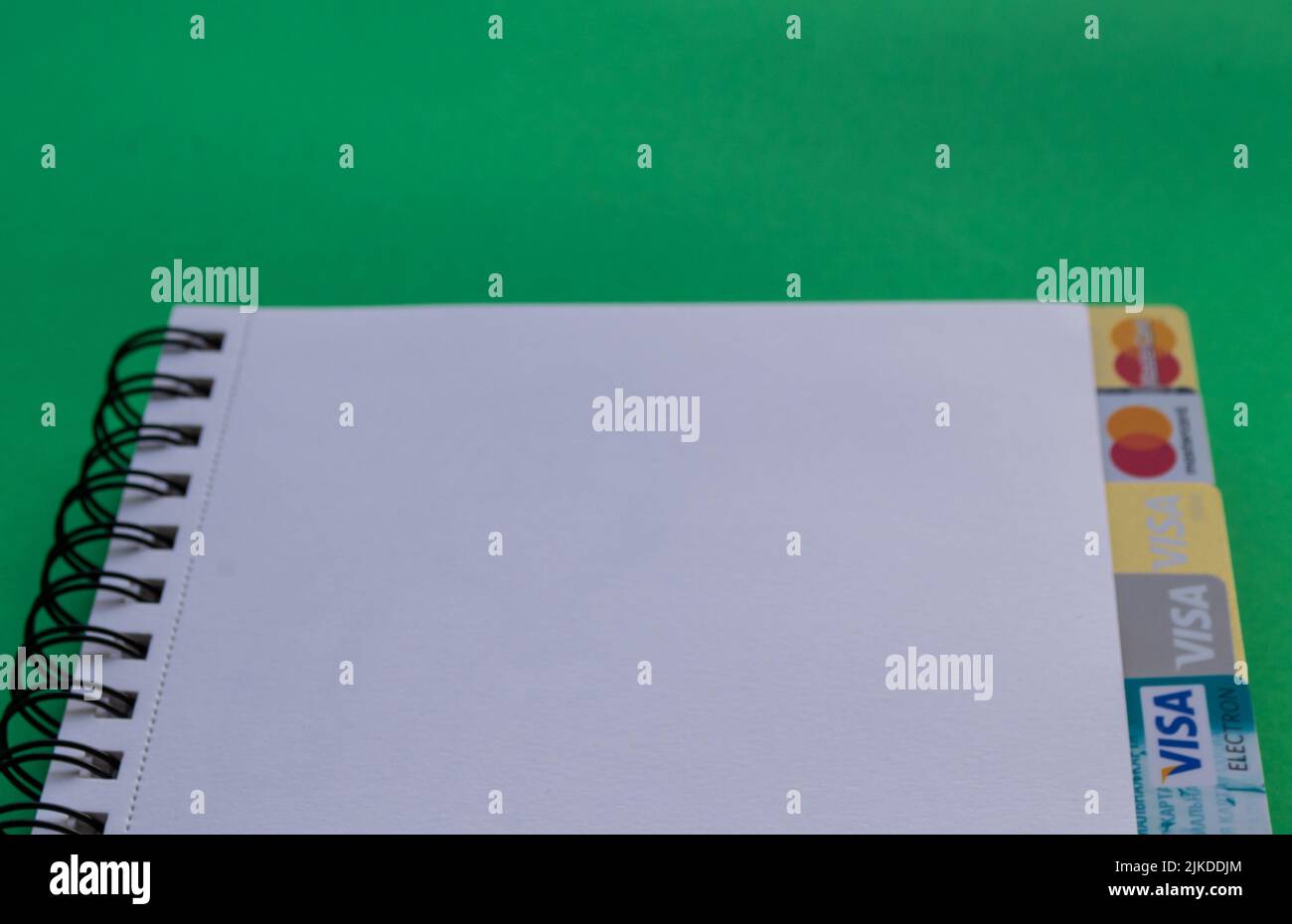 Mosca, Russia, Agosto 2019: Carte di credito: Visa, Visa gold, Visa electron e Blurred Mastercard, Mastercard gold. I logo sono tratti da un white paper w Foto Stock