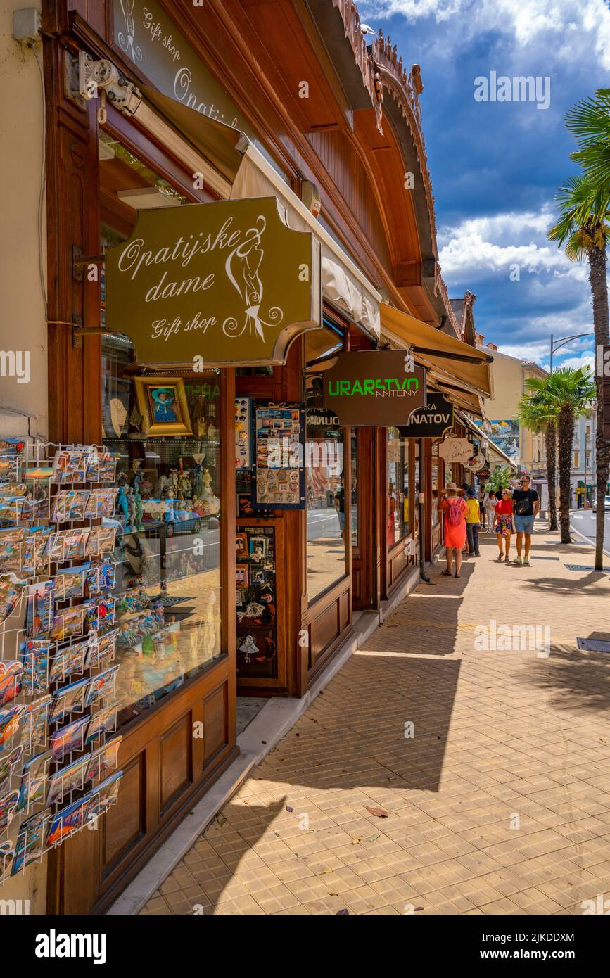 Vista dei negozi sulla strada principale di Opatija, Istria orientale, baia di Kvarner, Istria orientale, Croazia, Europa Foto Stock
