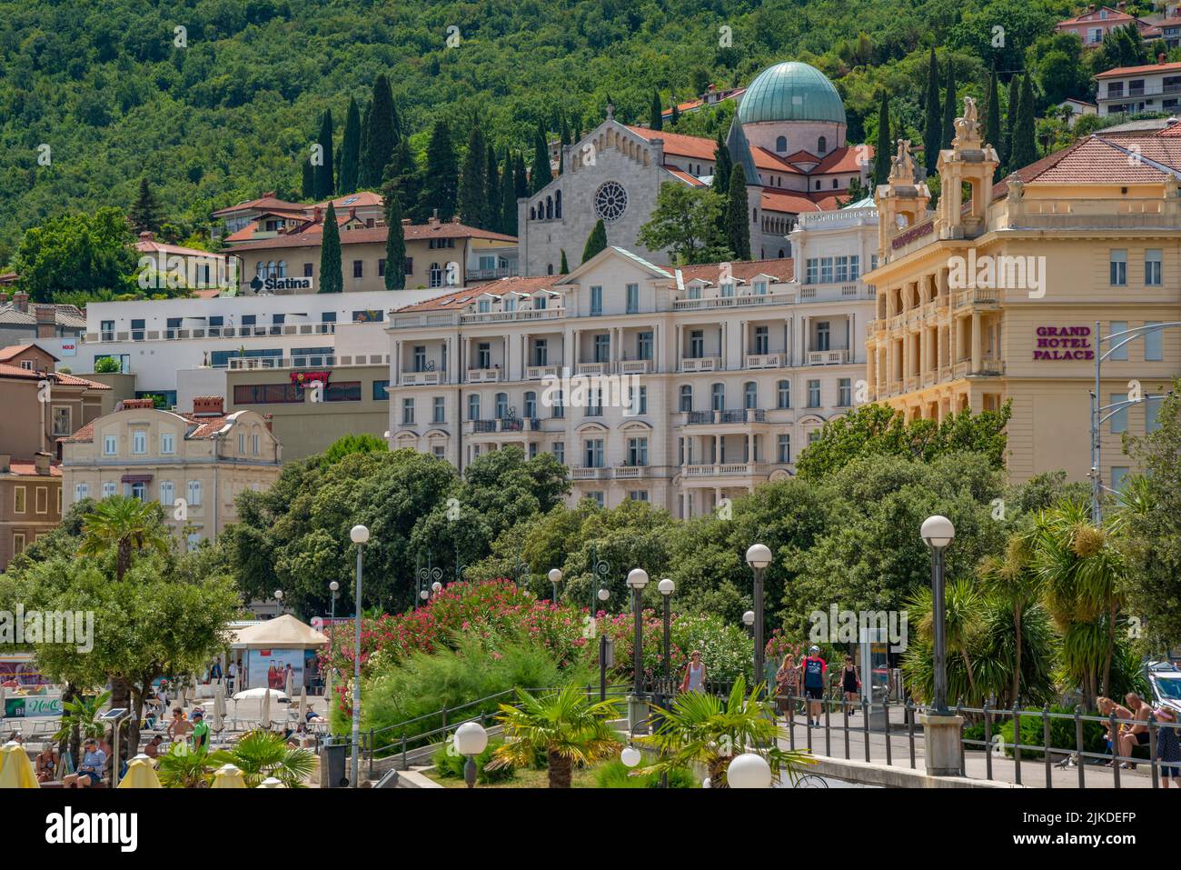 Vista della chiesa e degli alberghi che si affacciano sul lungomare di Opatija, Istria orientale, Golfo del Quarnero, Istria orientale, Croazia, Europa Foto Stock